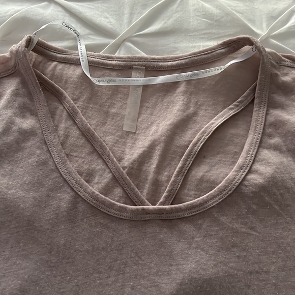 CALVIN KLEIN PERFORMANCE TEE (Medium) - Picture 2 of 2